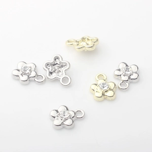 Detailansicht der Blumenanhänger mit Zirkon-Inlay und integrierter Aufhängeöse