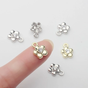 Makroansicht kleiner Blumenanhänger aus Legierung mit Zirkonia für DIY-Schmuck