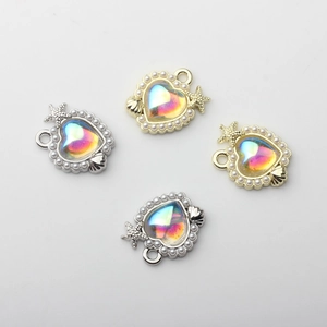 Details der Herzanhänger mit Aurora-Resin und Perlen für DIY-Schmuckherstellung