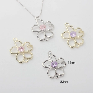 Detail eines 17x23mm hohlen Blumenanhängers mit Strasssteinen für DIY-Schmuck