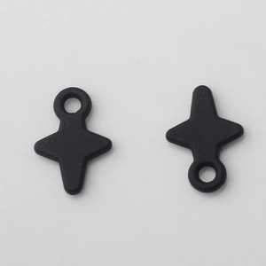 Detailansicht von zwei minimalistischen schwarzen Sternanhängern für DIY-Schmuck