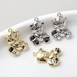 Detailansicht vier Bären-Anhänger im Punk-Stil mit Gold- und Silber-Finish für DIY