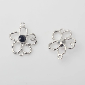 Detailansicht eines silbernen Blumenanhängers mit schwarzem Edelstein für DIY-Schmuck