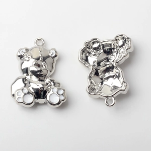 Vorder- und Rückansicht der Bärenanhänger aus Silberlegierung mit Emaille für DIY-Schmuck
