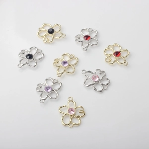 Detailansicht von Blumenanhängern aus Legierung mit bunten Strasssteinen für DIY-Schmuck