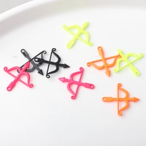Detail von Amor Pfeil und Bogen Anhängern in Neonfarben für DIY-Schmuckherstellung