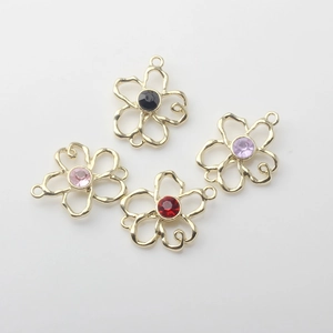 Detailaufnahme hohler Blumenanhänger in Schwarz, Lila, Rosa und Rot für DIY-Schmuckherstellung
