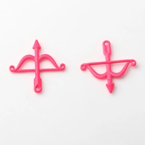 Detail von rosa Cupido Bogen und Pfeil Anhängern in matt für DIY Schmuckherstellung