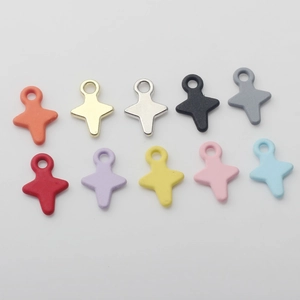Detailansicht von zehn bunten Sternanhängern aus Legierung für DIY-Schmuck mit Matt-Finish