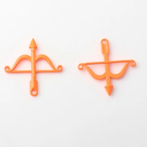 Nahaufnahme hellorangefarbener Legierungs-Cupid Bogen und Pfeil Anhänger für DIY Schmuck