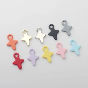 Detailansicht von zehn bunten Mini-Sternanhängern aus Legierung für DIY-Schmuck