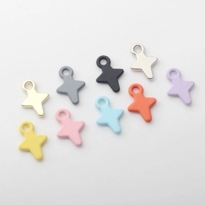 Detaillierte Flachbildaufnahme bunter Mini-Sternanhänger aus Legierung für DIY-Schmuck