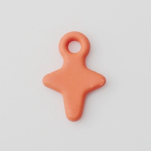 Makro-Detail eines orangefarbenen Stern-Anhängers mit matter Oberfläche für DIY-Schmuck