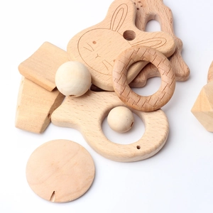 Détail d'un kit de dentition en bois de hêtre avec diverses formes de perles et de textures
