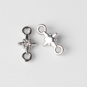 Vue macro de breloques étoiles argentées avec zircon pour création de bijoux DIY