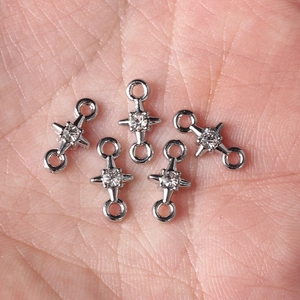 Cinq breloques étoiles en alliage argenté avec strass et double anneaux pour bijoux DIY