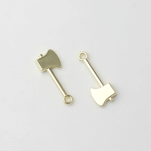 Detailaufnahme goldener Mini-Axt-Anhänger aus Legierung für DIY-Schmuckherstellung