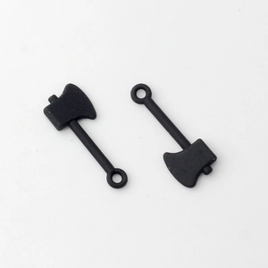 Makroansicht matter schwarzer Axt-Anhänger für DIY-Schmuck und Punk-Accessoires