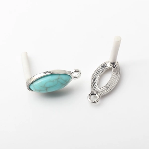 Dettaglio connettore ovale in resina argento vintage con motivo turchese per gioielli