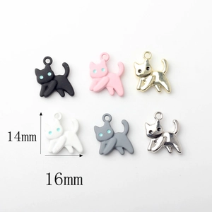 Lot de six breloques chat colorées pour bijoux DIY en taille 14x16mm pour boucles