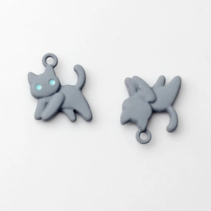 Gros plan de pendentifs chatons gris en alliage mat pour la création de bijoux DIY créatifs