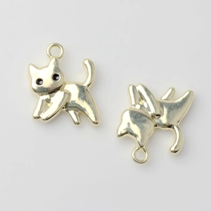 Gros plan de pendentifs chaton doré avec anneaux pour création bijoux DIY