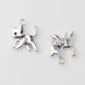 Vue détaillée de deux pendentifs chat en alliage argenté poli pour la création de bijoux