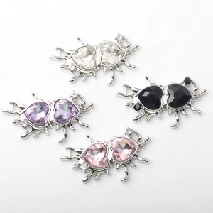 Detailansicht der versilberten Legierung Doppelherzanhänger mit bunten Kristallen und Diamanten