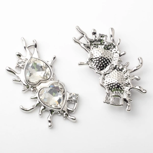 Detailansicht der Doppelherz-Kristallanhänger mit Liquid-Metal-Finish und kleinen Strass