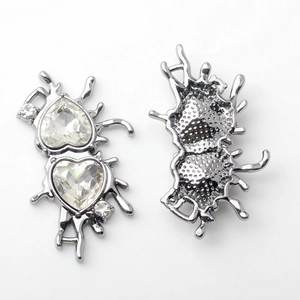Detail von Herzanhängern aus Flüssigmetall mit Kristallen für DIY-Schmuck und Schuhe