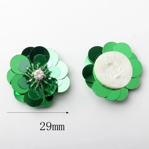 Detail van 29mm groene paillettenbloemen met kralen en vilt aan de achterkant voor DIY