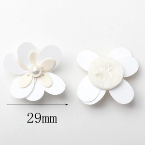 Detailoverzicht van handgemaakte iriserende witte bloem van 29mm met imitatieparel