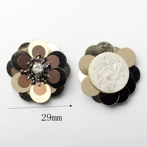 Detailweergave van 29mm handgemaakte pailletten bloemenpatch met kralen en vilt