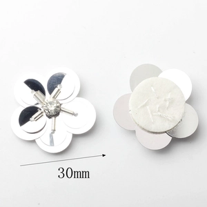 Detail van voor- en achterkant van 30mm pailletten bloem met strass en viltbasis