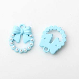Détail macro de pendentifs noeuds bleu ciel avec perles pour création de bijoux