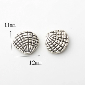 Detalle de cuentas de concha plateadas antiguas 11x12mm con textura de abanico para DIY