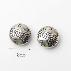 Detalle de cuentas de aleación plata antigua de 8mm con textura de escamas para joyería DIY