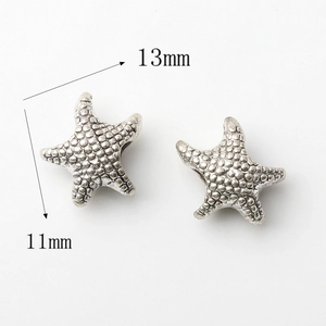Vista macro de cuentas de estrella de mar plateadas con textura para joyería de bricolaje
