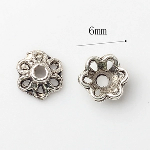 Vista de detalle de cuentas espaciadoras de flor 6mm plata antigua para hacer joyas