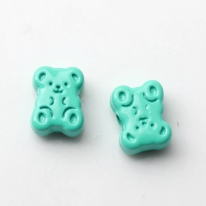 Detail van mintgroene hars beer kralen voor DIY sieraden maken met een gladde afwerking