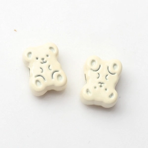 Detailopname van beige beer bedeltjes van legering voor DIY-sieraden maken