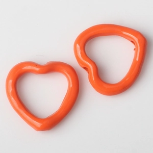 Nahaufnahme orangefarbener Makronen-Herzperlen aus Legierung für DIY-Schmuckzubehör
