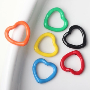 Bunte, hohle herzförmige Legierungsperlen für DIY-Schmuck in sechs Macaron-Farben