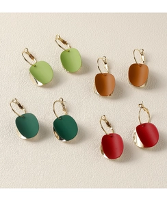 Détail de quatre paires de boucles d'oreilles laquées mates Morandi avec anneaux dorés