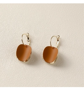 Vue détaillée de boucles d'oreilles vintage en laque Morandi avec anneaux dorés