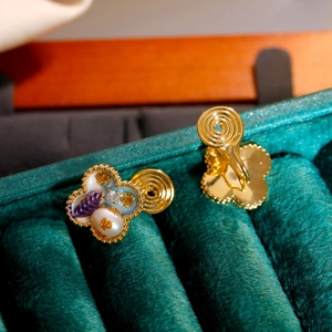 Orecchini a trifoglio in smalto vintage con perle d'acqua dolce e clip su velluto