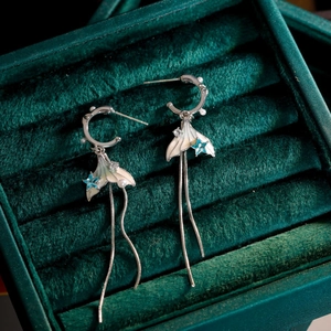 Eleganti orecchini a coda di pesce in argento 925 con perle e dettaglio stella blu