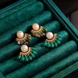 Elegantes pendientes de plata 925 con calcedonia verde, perlas y diseño de abanico