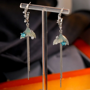 Orecchini a coda di pesce in argento 925 con stella blu, perle e nappe metalliche lunghe