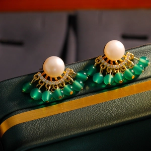 Pendientes vintage con perlas blancas y borlas de cuentas verdes en caja de lujo
